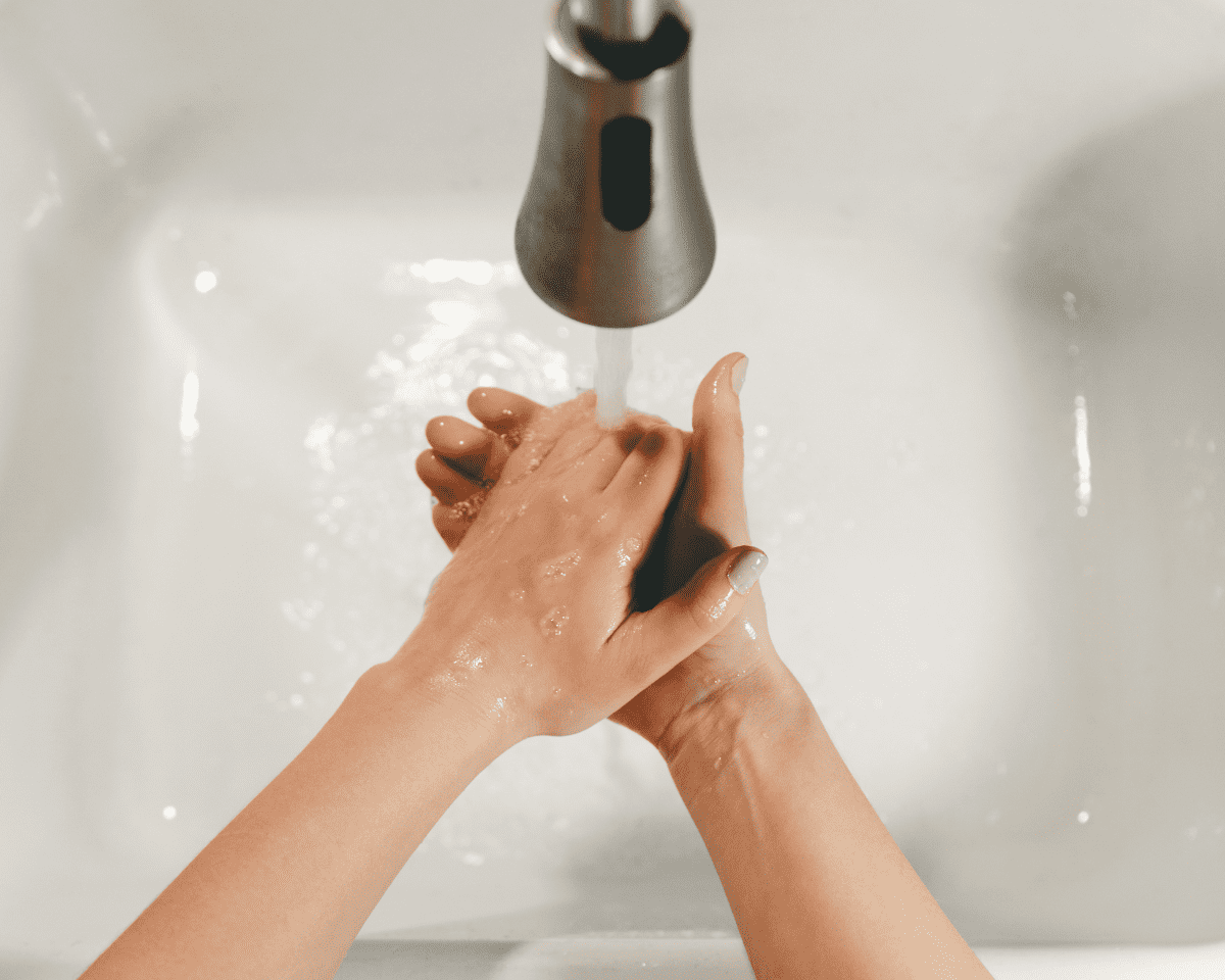 手を洗っているところ
